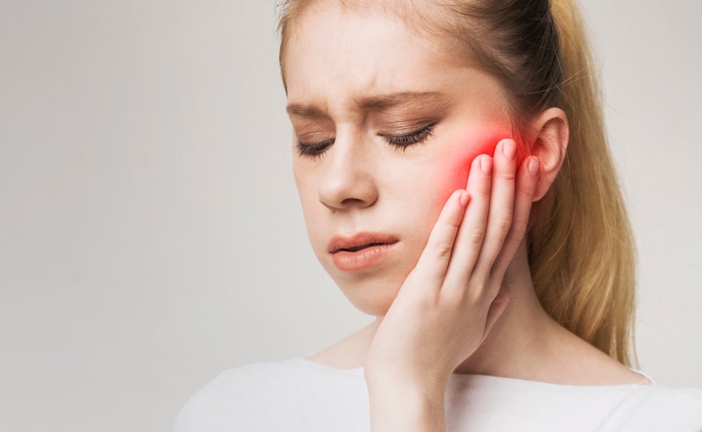a woman experiencing jaw pain